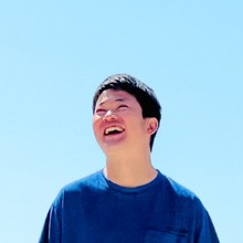 瀬戸内海をバックに笑顔のしゅうへい本人